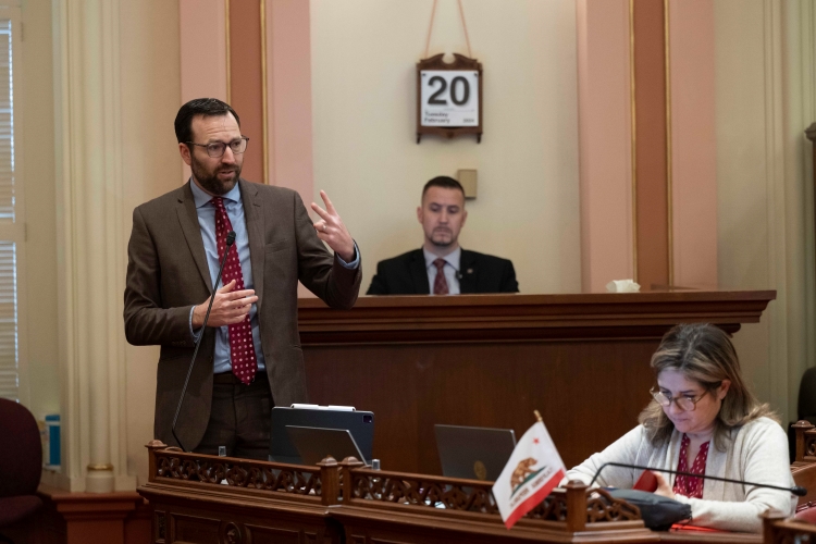 Senator Allen Speaking from Desk